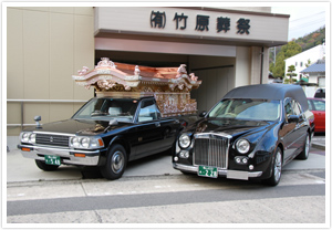 宮形霊柩車とリムジン型霊柩車