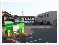 駐車場から見た本館